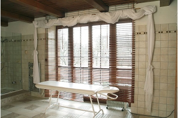 Slovacia Privát Uhorská Ves, Exteriorul